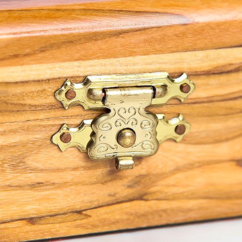 Golden clip closing of an olive wood box